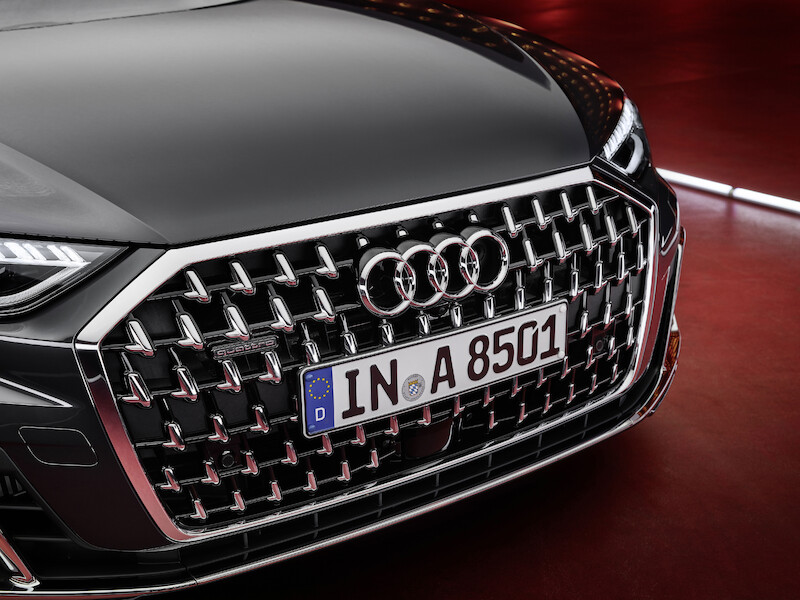 Wyostrzony design i innowacyjne rozwiązania techniczne we flagowym modelu: odmłodzone Audi A8