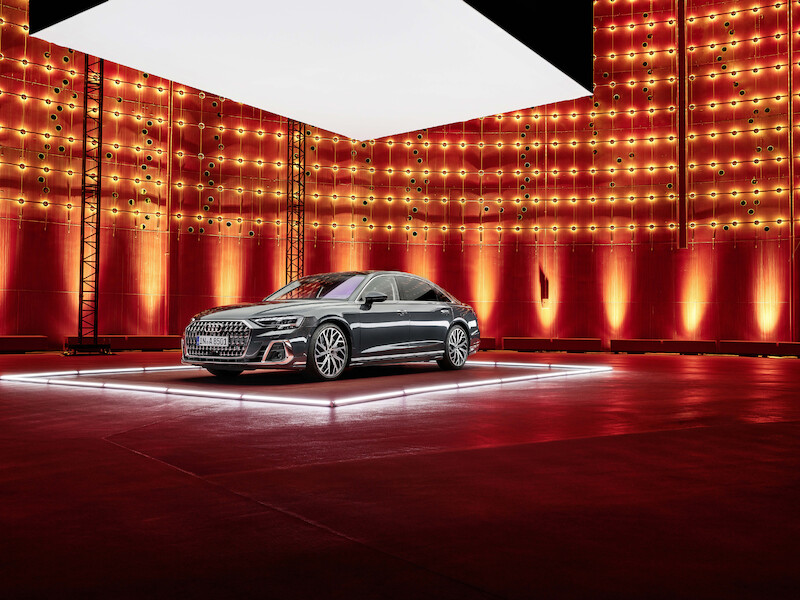 Wyostrzony design i innowacyjne rozwiązania techniczne we flagowym modelu: odmłodzone Audi A8