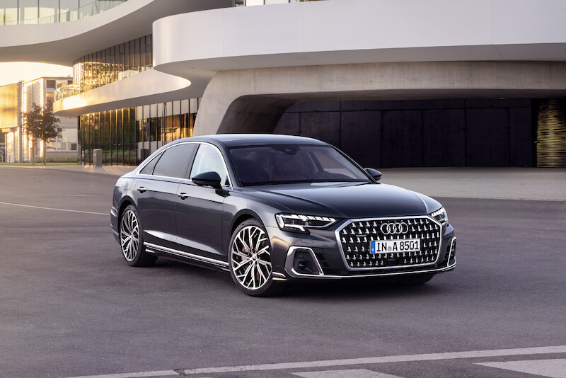Wyostrzony design i innowacyjne rozwiązania techniczne we flagowym modelu: odmłodzone Audi A8