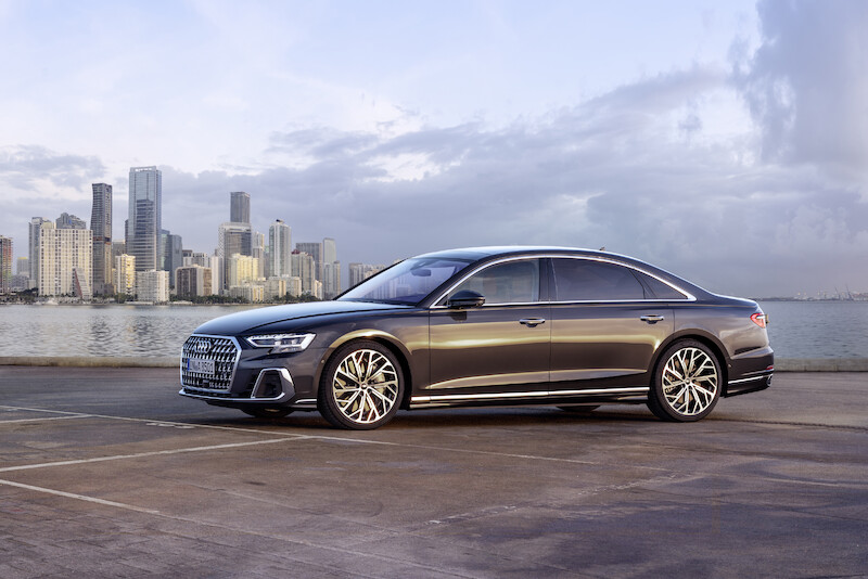 Wyostrzony design i innowacyjne rozwiązania techniczne we flagowym modelu: odmłodzone Audi A8