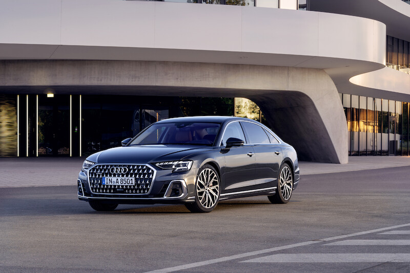 Wyostrzony design i innowacyjne rozwiązania techniczne we flagowym modelu: odmłodzone Audi A8