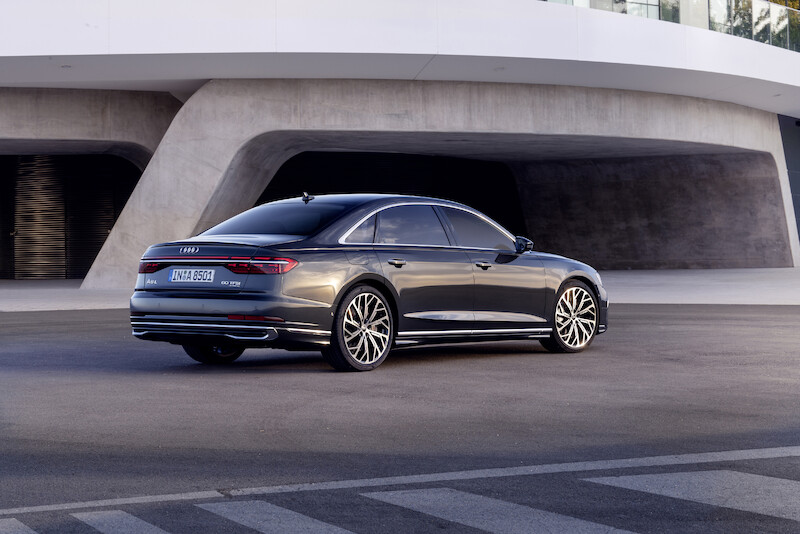 Wyostrzony design i innowacyjne rozwiązania techniczne we flagowym modelu: odmłodzone Audi A8