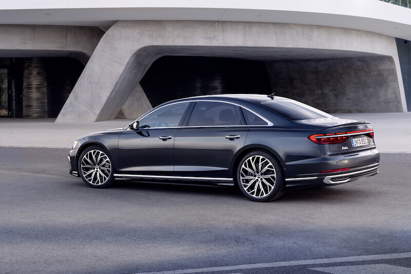 Wyostrzony design i innowacyjne rozwiązania techniczne we flagowym modelu: odmłodzone Audi A8