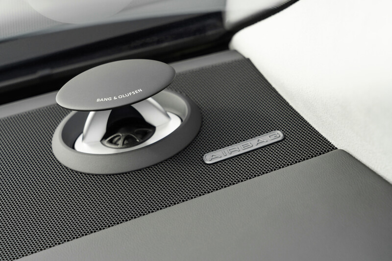 Wyostrzony design i innowacyjne rozwiązania techniczne we flagowym modelu: odmłodzone Audi A8