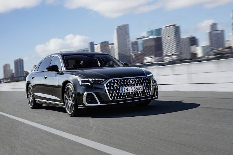 Wyostrzony design i innowacyjne rozwiązania techniczne we flagowym modelu: odmłodzone Audi A8
