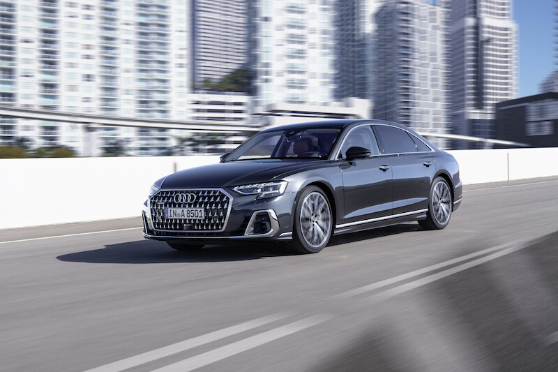 Wyostrzony design i innowacyjne rozwiązania techniczne we flagowym modelu: odmłodzone Audi A8
