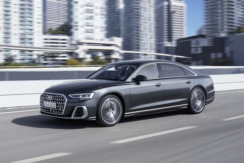 Wyostrzony design i innowacyjne rozwiązania techniczne we flagowym modelu: odmłodzone Audi A8