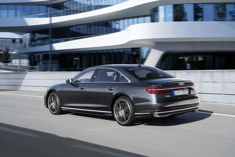 Wyostrzony design i innowacyjne rozwiązania techniczne we flagowym modelu: odmłodzone Audi A8