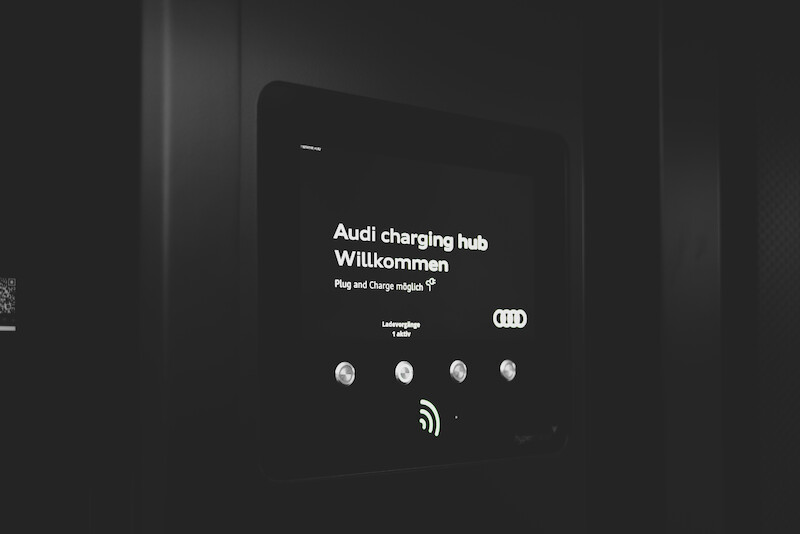 Pierwsza na świecie: start Audi charging hub - stacji szybkiego ładowania samochodów elektrycznych na terenach miejskich