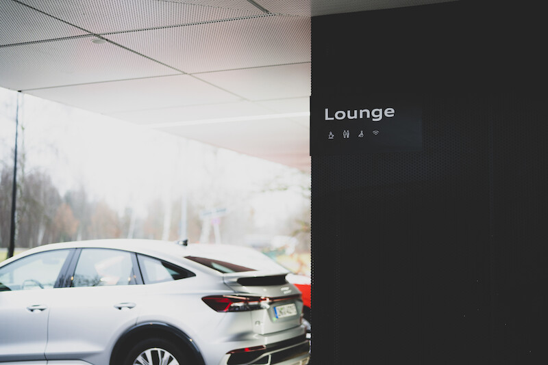Pierwsza na świecie: start Audi charging hub - stacji szybkiego ładowania samochodów elektrycznych na terenach miejskich