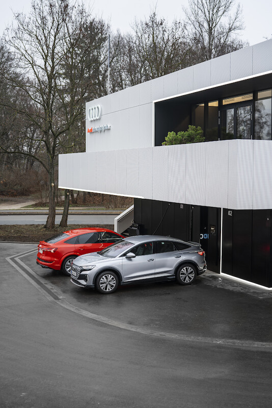 Pierwsza na świecie: start Audi charging hub - stacji szybkiego ładowania samochodów elektrycznych na terenach miejskich