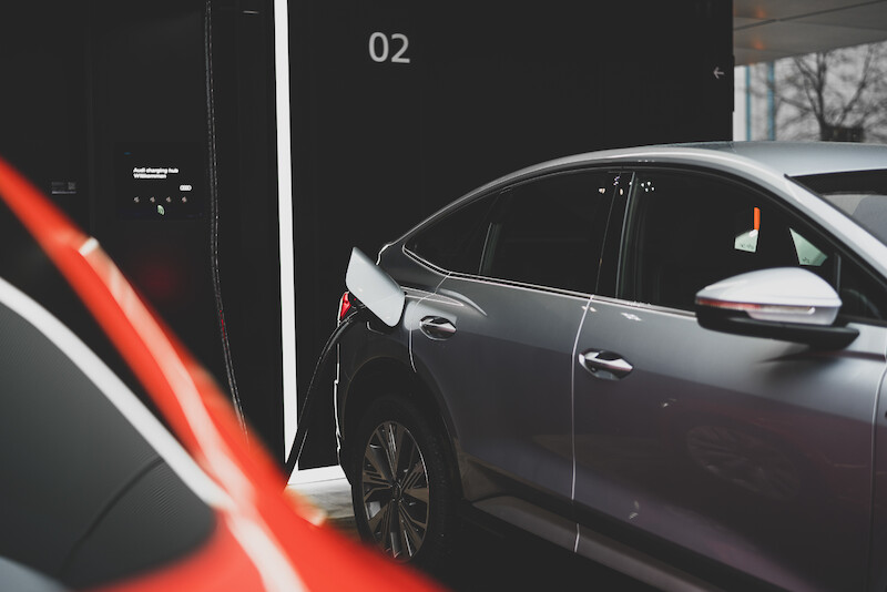 Pierwsza na świecie: start Audi charging hub - stacji szybkiego ładowania samochodów elektrycznych na terenach miejskich