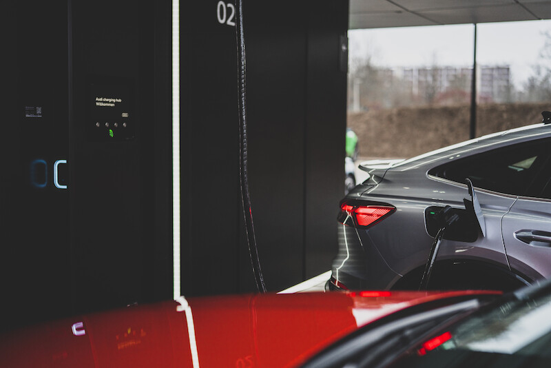 Pierwsza na świecie: start Audi charging hub - stacji szybkiego ładowania samochodów elektrycznych na terenach miejskich