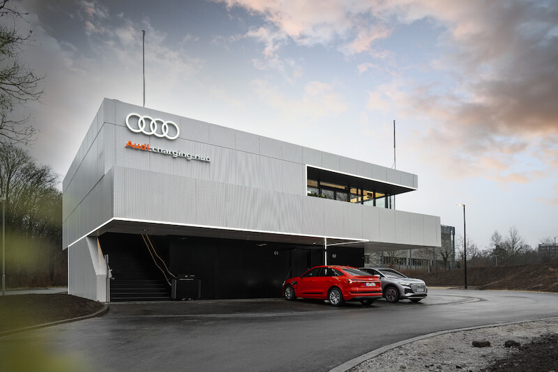 Pierwsza na świecie: start Audi charging hub - stacji szybkiego ładowania samochodów elektrycznych na terenach miejskich