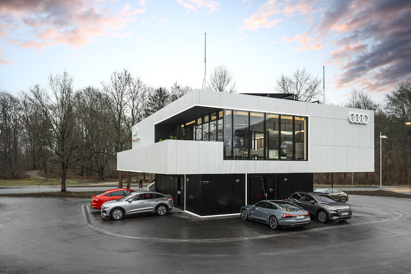 Pierwsza na świecie: start Audi charging hub - stacji szybkiego ładowania samochodów elektrycznych na terenach miejskich