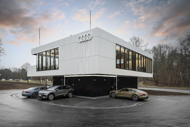 Pierwsza na świecie: start Audi charging hub - stacji szybkiego ładowania samochodów elektrycznych na terenach miejskich