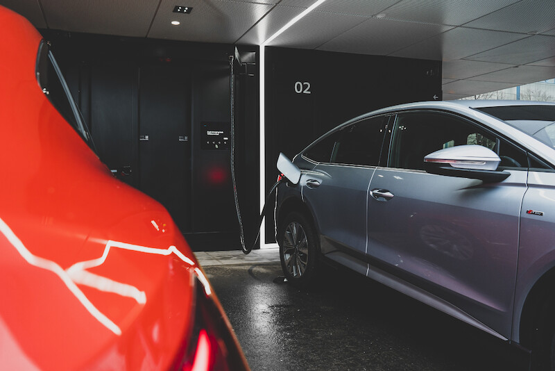 Pierwsza na świecie: start Audi charging hub - stacji szybkiego ładowania samochodów elektrycznych na terenach miejskich