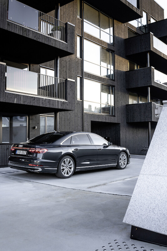 Wyostrzony design i innowacyjne rozwiązania techniczne flagowego modelu: udoskonalone Audi A8