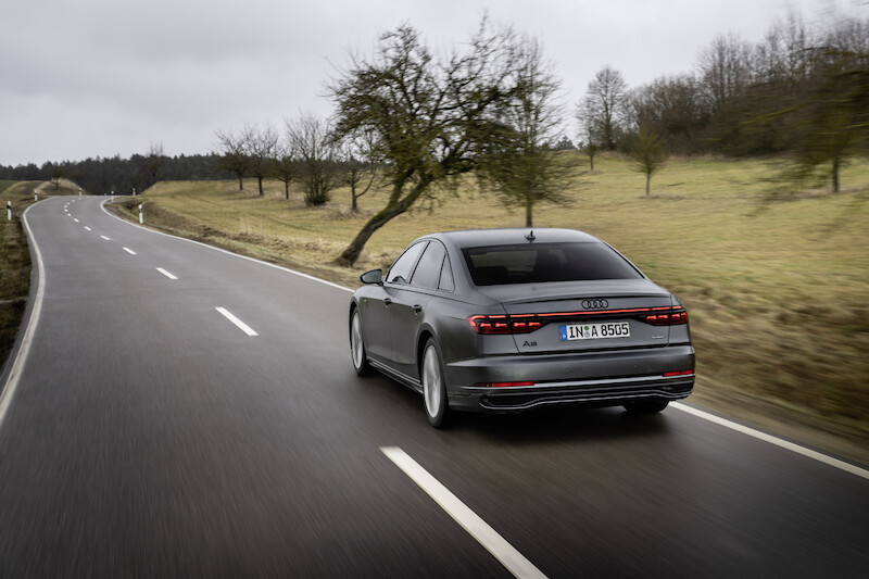 Wyostrzony design i innowacyjne rozwiązania techniczne flagowego modelu: udoskonalone Audi A8