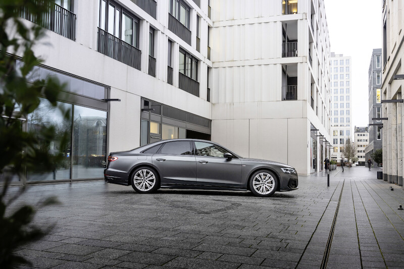 Wyostrzony design i innowacyjne rozwiązania techniczne flagowego modelu: udoskonalone Audi A8