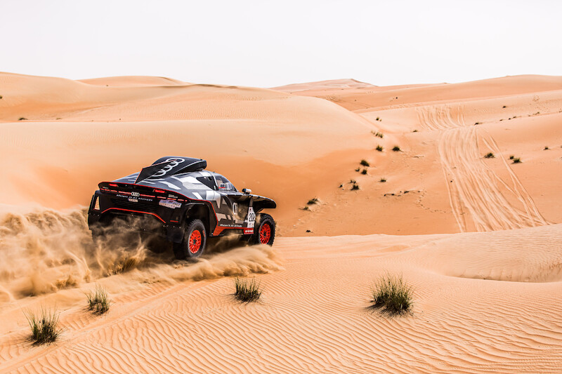 Pierwsze pustynne zwycięstwo! Audi RS Q e-tron wygrywa Rajd Abu Dhabi