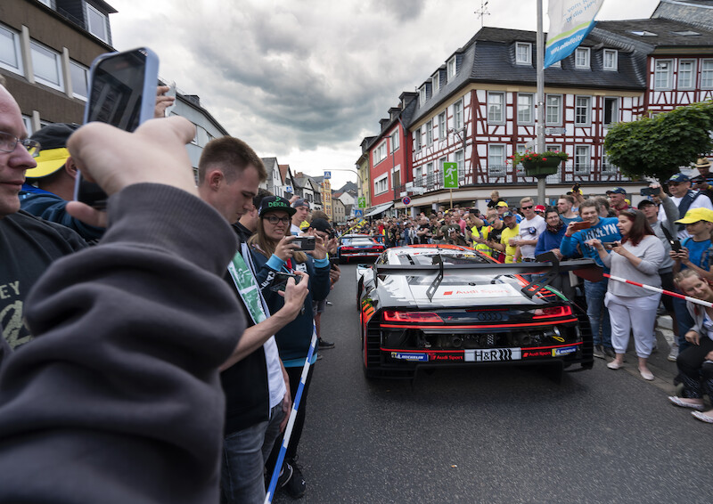 Audi triumfuje w jubileuszowym 24-godzinnym wyścigu na Nürburgring