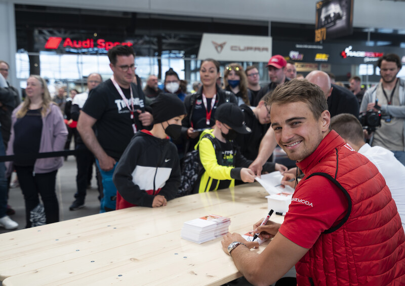 Audi triumfuje w jubileuszowym 24-godzinnym wyścigu na Nürburgring
