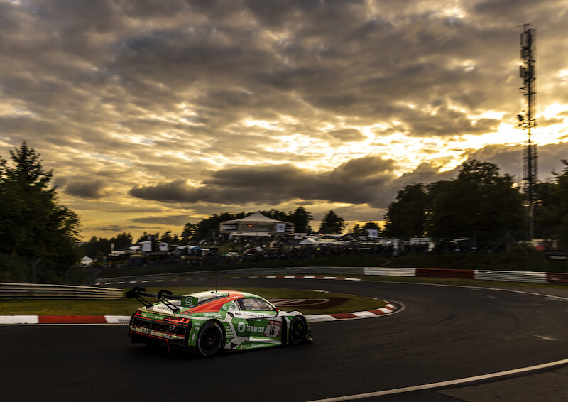 Audi triumfuje w jubileuszowym 24-godzinnym wyścigu na Nürburgring