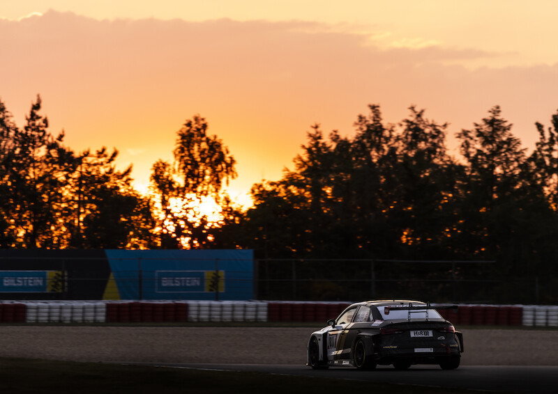 Audi triumfuje w jubileuszowym 24-godzinnym wyścigu na Nürburgring