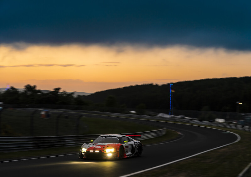 Audi triumfuje w jubileuszowym 24-godzinnym wyścigu na Nürburgring