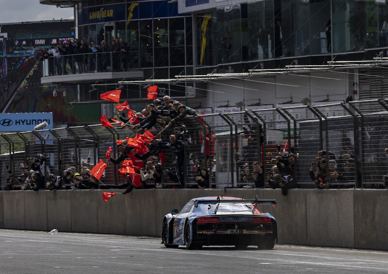 Audi triumfuje w jubileuszowym 24-godzinnym wyścigu na Nürburgring