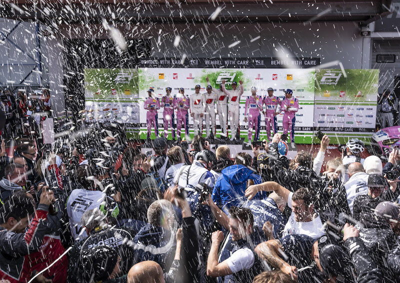 Audi triumfuje w jubileuszowym 24-godzinnym wyścigu na Nürburgring