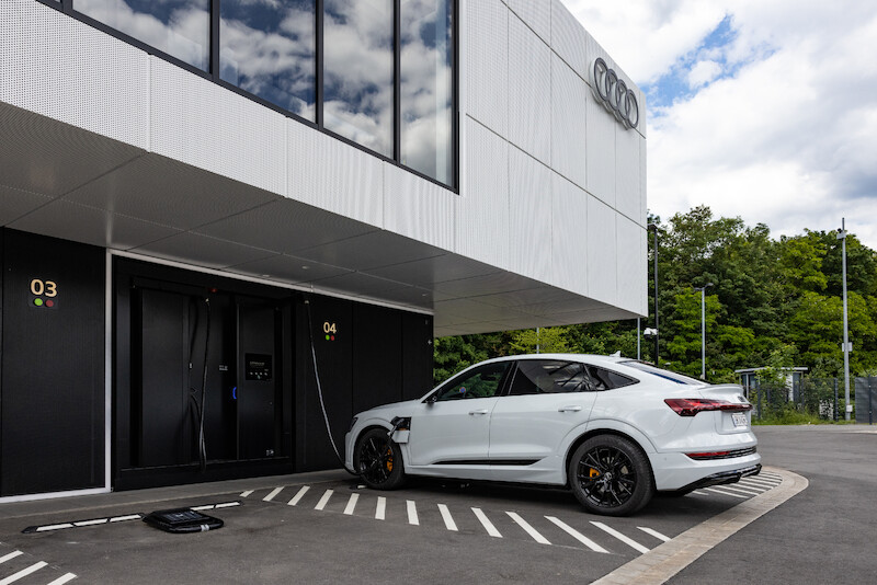 Audi, po sukcesie fazy pilotażowej, kontynuuje wdrażanie koncepcji charging hub’ów