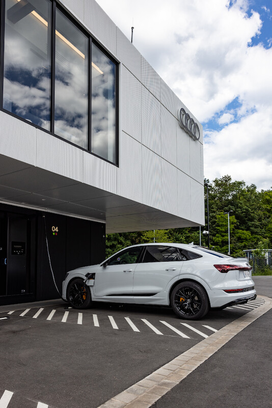 Audi, po sukcesie fazy pilotażowej, kontynuuje wdrażanie koncepcji charging hub’ów