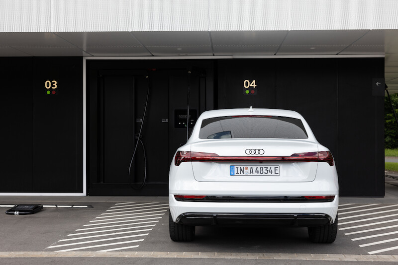 Audi, po sukcesie fazy pilotażowej, kontynuuje wdrażanie koncepcji charging hub’ów