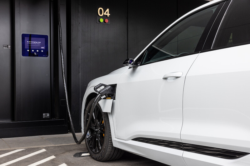 Audi, po sukcesie fazy pilotażowej, kontynuuje wdrażanie koncepcji charging hub’ów