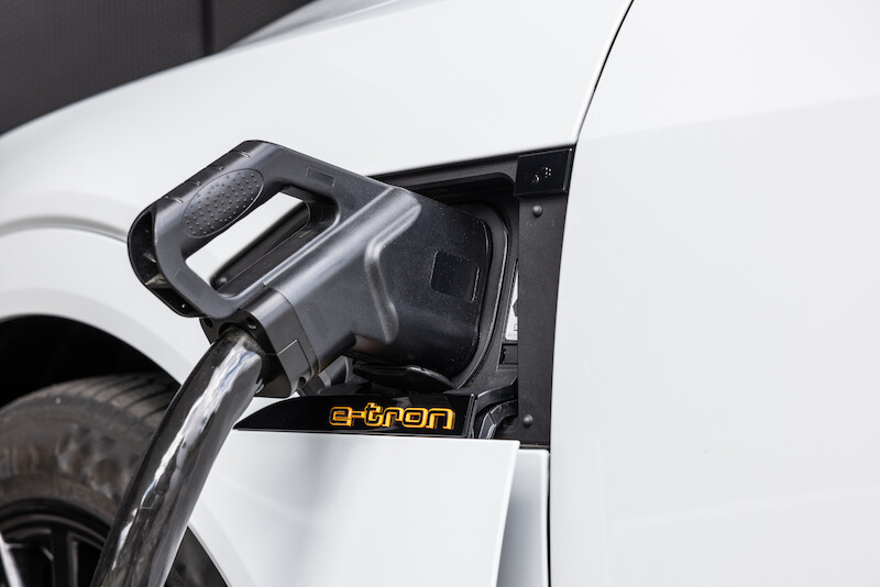 Audi, po sukcesie fazy pilotażowej, kontynuuje wdrażanie koncepcji charging hub’ów