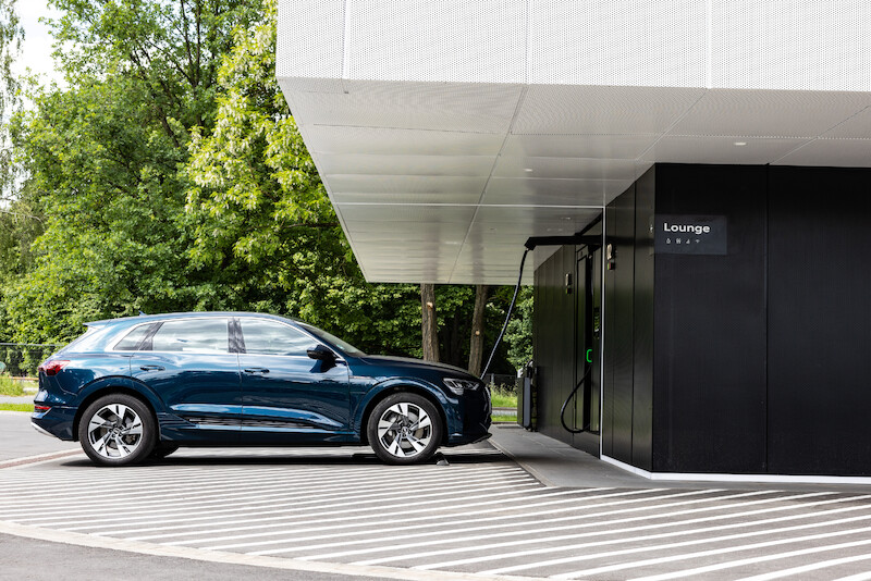 Audi, po sukcesie fazy pilotażowej, kontynuuje wdrażanie koncepcji charging hub’ów