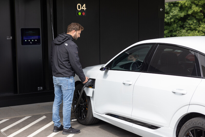 Audi, po sukcesie fazy pilotażowej, kontynuuje wdrażanie koncepcji charging hub’ów