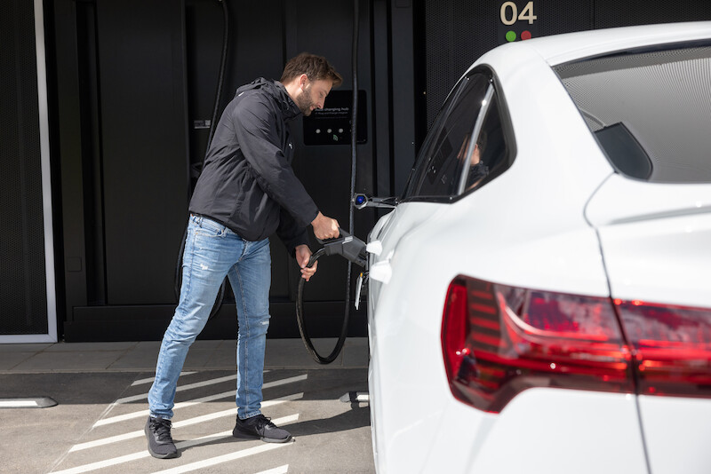 Audi, po sukcesie fazy pilotażowej, kontynuuje wdrażanie koncepcji charging hub’ów