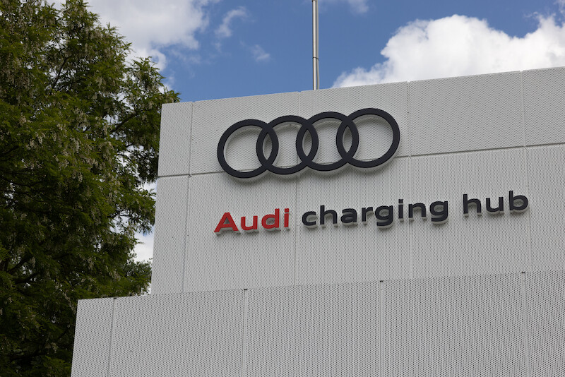 Audi, po sukcesie fazy pilotażowej, kontynuuje wdrażanie koncepcji charging hub’ów