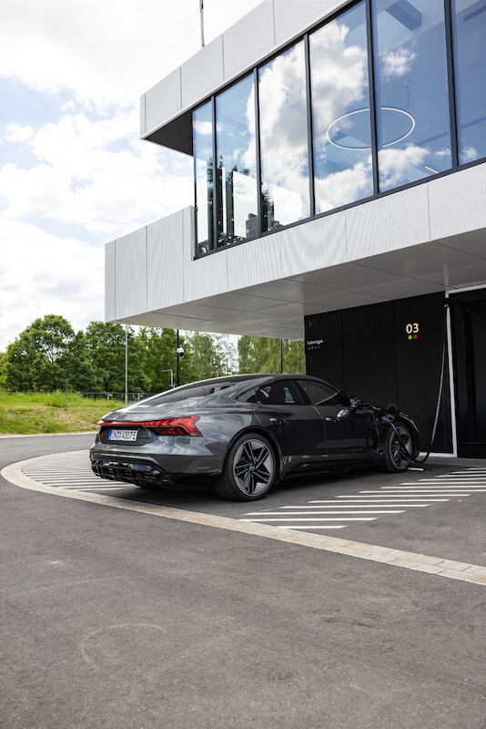 Audi, po sukcesie fazy pilotażowej, kontynuuje wdrażanie koncepcji charging hub’ów