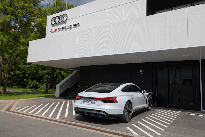 Audi, po sukcesie fazy pilotażowej, kontynuuje wdrażanie koncepcji charging hub’ów