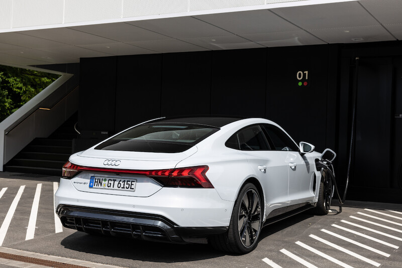 Audi, po sukcesie fazy pilotażowej, kontynuuje wdrażanie koncepcji charging hub’ów
