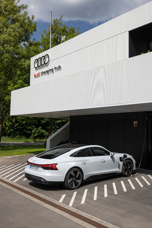 Audi, po sukcesie fazy pilotażowej, kontynuuje wdrażanie koncepcji charging hub’ów