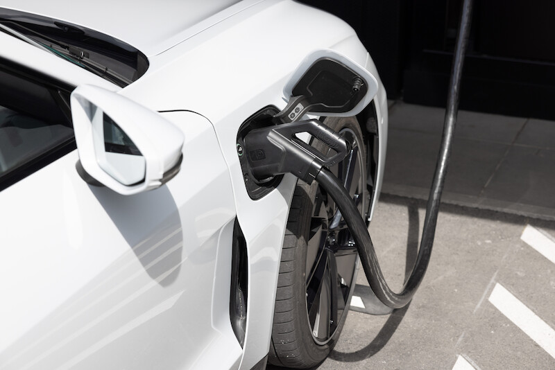 Audi, po sukcesie fazy pilotażowej, kontynuuje wdrażanie koncepcji charging hub’ów