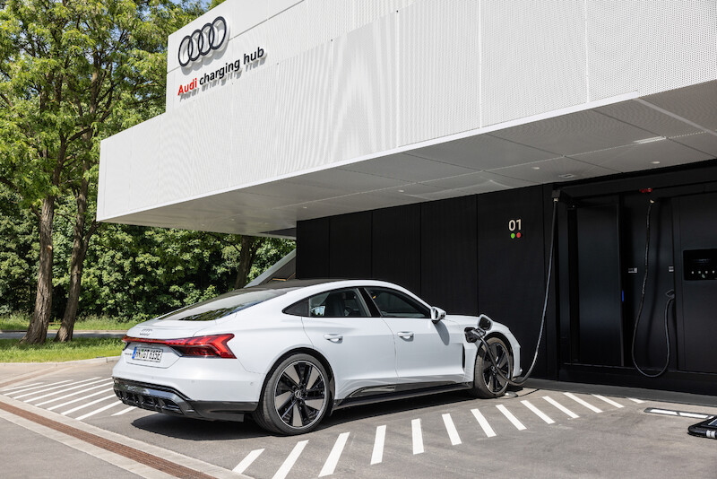 Audi, po sukcesie fazy pilotażowej, kontynuuje wdrażanie koncepcji charging hub’ów