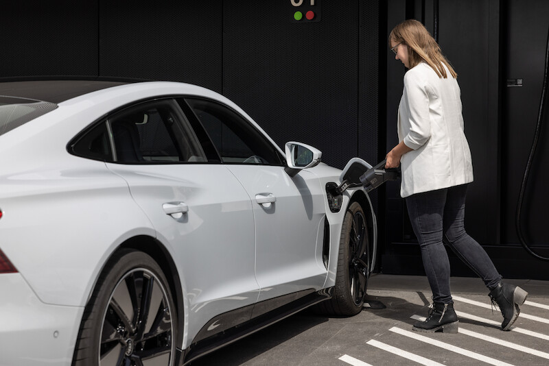 Audi, po sukcesie fazy pilotażowej, kontynuuje wdrażanie koncepcji charging hub’ów