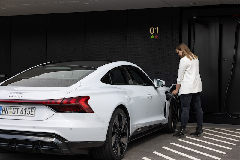 Audi, po sukcesie fazy pilotażowej, kontynuuje wdrażanie koncepcji charging hub’ów