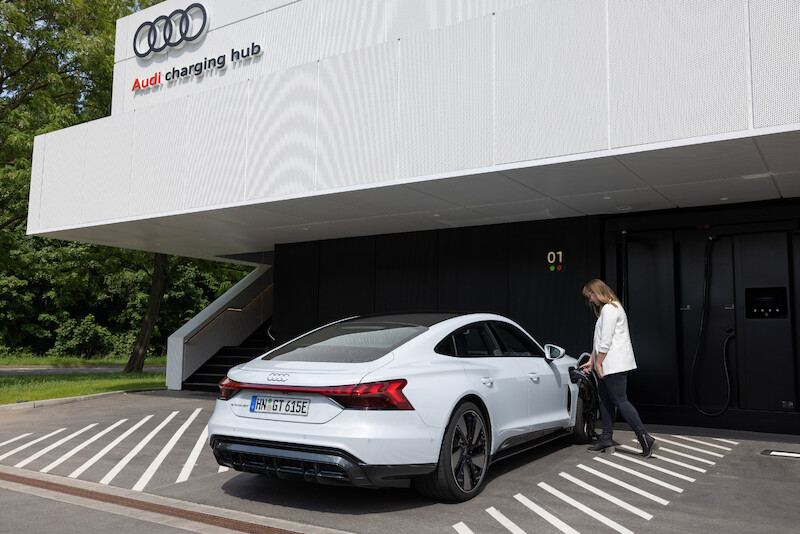 Audi, po sukcesie fazy pilotażowej, kontynuuje wdrażanie koncepcji charging hub’ów